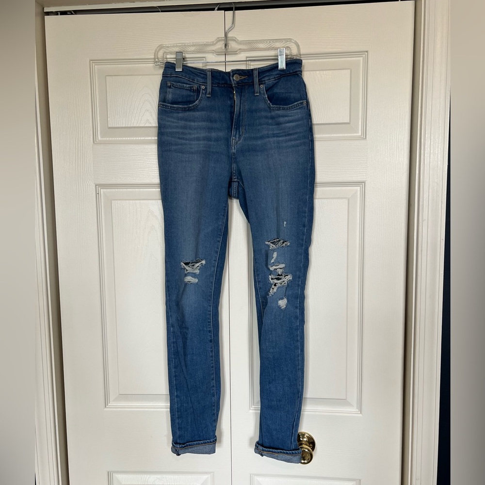 Women’s Distressed Levi Jeans Size 27 x 32